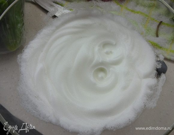 Отдельно взбить яичные белки в твердую пену и медленно ввести в картофельную массу.