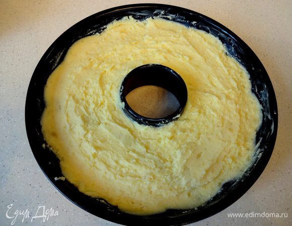 Нагреть духовку до 190 градусов. Аккуратно переложить массу в смазанную маслом кольцевую форму и выпекать 30 мин.