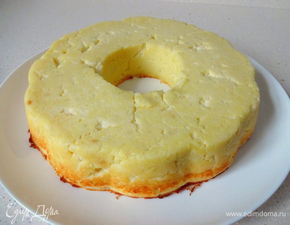 Перевернуть картофельное кольцо на теплое сервировочное блюдо и украсить зеленью.