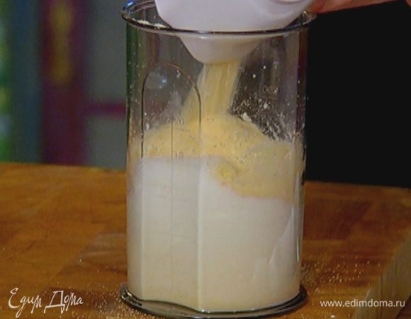 Молоко соединить с желтком, частью поленты и разрыхлителем, взбить все миксером в однородную массу.