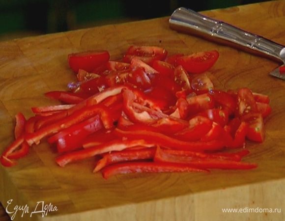 Перец, удалив семена, нарезать тонкими полосками.