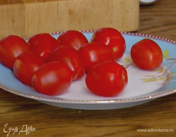 Помидоры черри разрезать на 4 части.