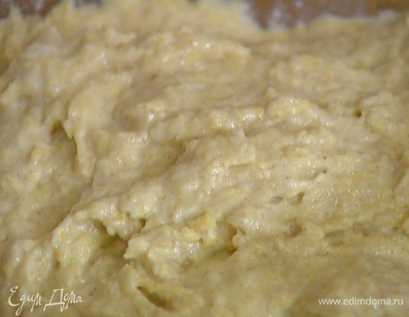 Отдохнувшее тесто соединить со взбитым белком, перемешать.