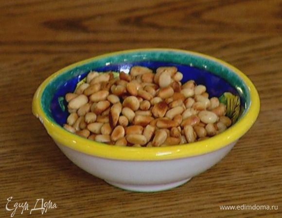 Кедровые орехи обжарить на сухой сковороде.