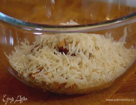 Пармезан натереть на крупной терке.