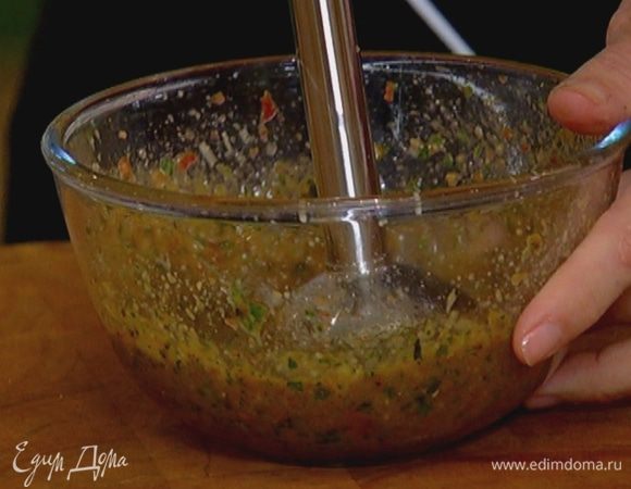 Приготовить соус песто: вяленые помидоры соединить с кедровыми орехами (немного орехов оставить), натертым сыром и базиликом, влить 70 мл оливкового масла, посолить, поперчить и взбить все блендером.