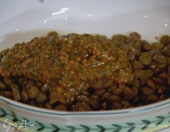 Готовую чечевицу выложить на блюдо и заправить 2 ст. ложками соуса песто.
