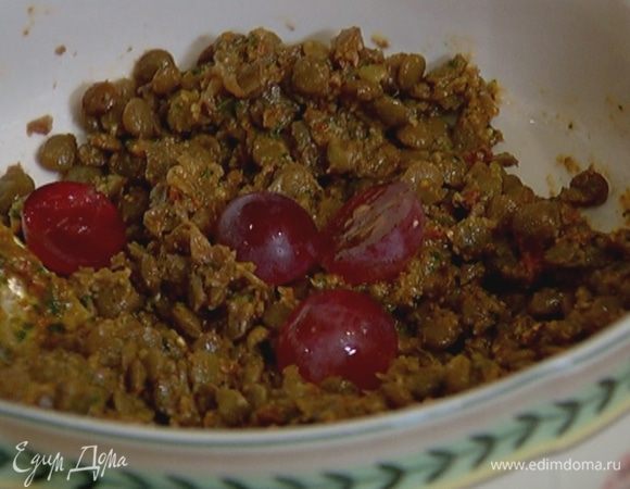 Ягоды винограда разрезать пополам и перемешать с чечевицей.