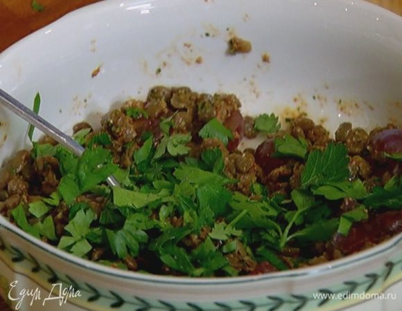 Петрушку и зеленый лук порезать не слишком мелко и посыпать салат.