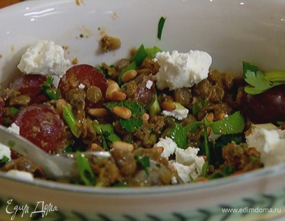 Сбрызнуть салат оставшимся оливковым маслом, раскрошить сверху козий сыр, посыпать оставшимися орехами.