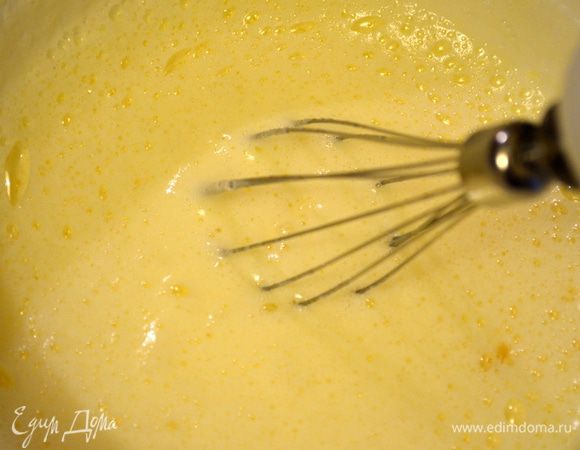 яйца взбить с сахаром в пышную массу