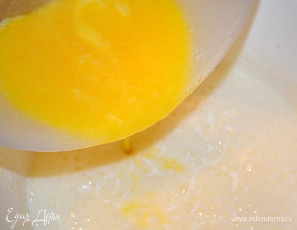 добавить сметану и мягкое сливочное масло и все взбить еще раз блендером