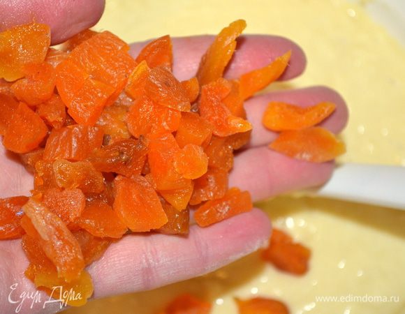 курагу помыть, обсушить, мелко нарезать и добавить в тесто. Цедру тоже, натереть на мелкой терке и добавить к тесту. 