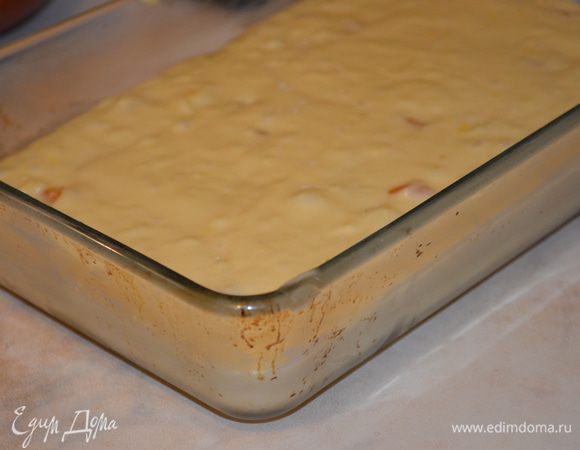 сливочным маслом смазать небольшую квадратную форму для выпечки, у меня стеклянная, 25х20см, я думаю подойдет и круглая, тогда пирожные можно вырезать круглым стаканом например). Вылить в нее тесто. Выпекть при 200 гр примерно 45-50 минут. Готовность я проверяла деревянной палочкой. Корж должен пропечься и быть сухим!