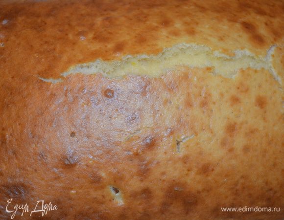 получается вот такой бисквит! верхушка чуть треснула, но под кремом этого не видно! Я его разрезала на небольшие квадратики. 