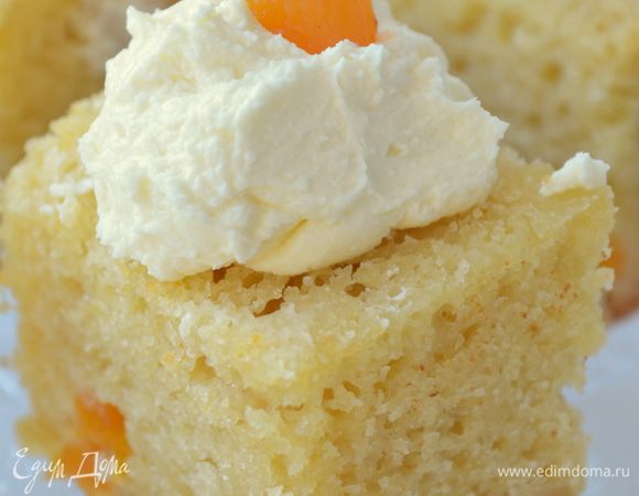 крем выложить чайной ложкой на квадратики в форме шарика, сверху воткнуть кусочек кураги! Поставить в холодильник на 30 минут и подавать!