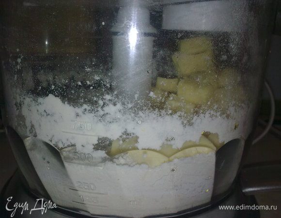 Смешиваем в блендере сахарную пудру, муку и масло, порубленное на мелкие кубики.