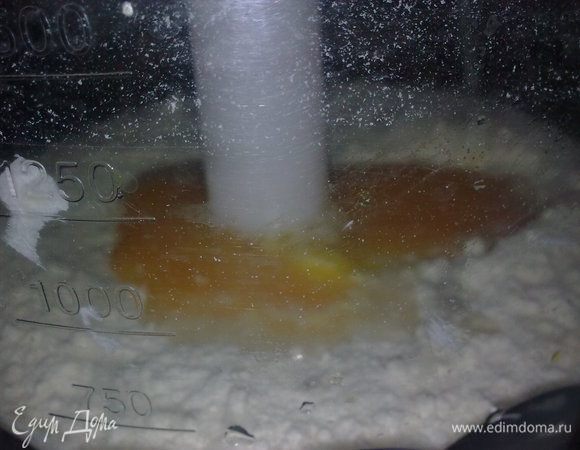 Добавляем воду и яйцо, замешиваем тесто.