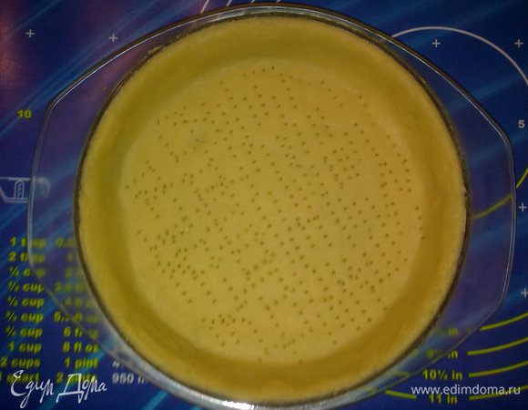 Раскатываем тесто. Укладываем в форму, делаем бортики, лишнее обрезаем. (Берите форму побольше диаметром. где-то 24, я взяла слишком маленькую, о чем потом пожалела.) Натыкаем тесто вилкой. Сверху кладем фольгу или пергамент и засыпаем утяжелителем (фасолью, горохом.) Выпекать корж при 200C 12-15 минут, затем убрать утяжелитель и выпекать еще минут 10-12. Вынимаем корж и даем остыть. 