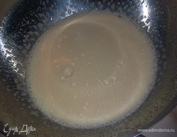 Взбиваем желтки с сахаром до пышной массы.
