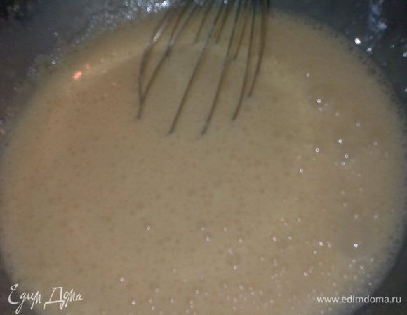 Продолжая взбивать, добавляем жирные сливки.