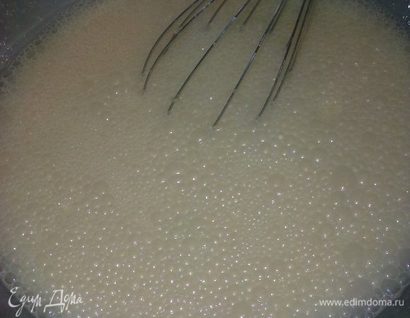 Завершающий шаг. Добавляем сок и цедру лимонов, перемешиваем и процеживаем смесь. Заливаем смесь в остывший корж. Отправляем эту красоту в духовку на 30-35 минут при 170С