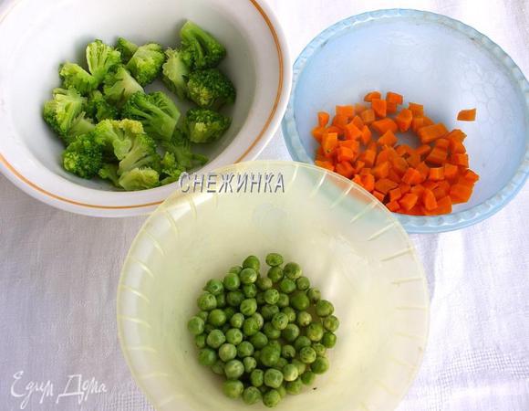 У меня овощи (капуста и горошек) были мороженные, поэтому предварительно их размораживаем. Горошек оставляем, а брокколи опускаем на минуту в кипящую воду и хорошо даём стечь воде. Морковь чистим, нарезаем кубиком и варим со щепоткой соли до полуготовности, около нескольких минут. Откидываем на дуршлаг.