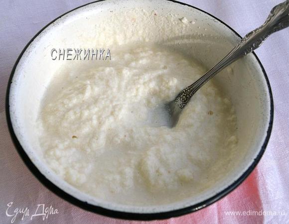 Манку заливаем водой, даём набухнуть.