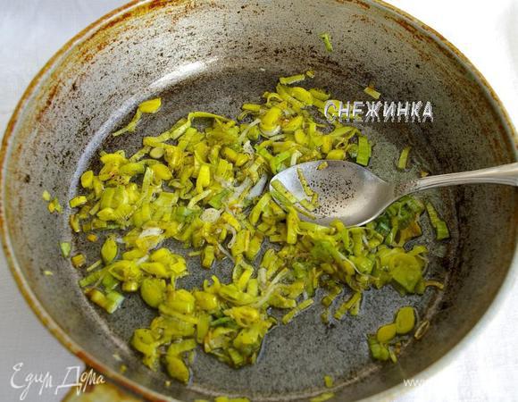 Лук-порей (или репчатый) нарезаем, обжариваем на хорошо разогретом растительном масле до мягкости. Добавляем чёрный молотый перец.