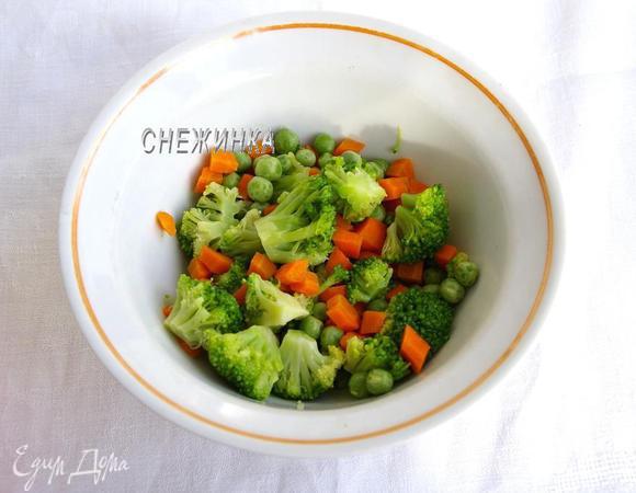 Овощи избавляем от лишней влаги и смешиваем. Брокколи, если соцветия крупные, разрезаем на более мелкие части.