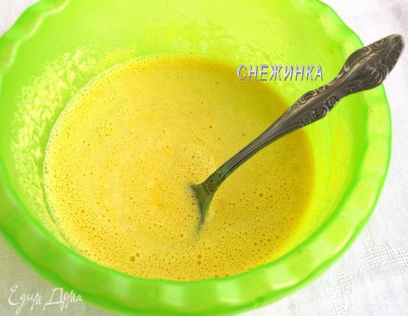 Миксером взбиваем яйцо в пышную пену, соединяем его с манкой (добавляем вместе с водой), кладём соль, перемешиваем.