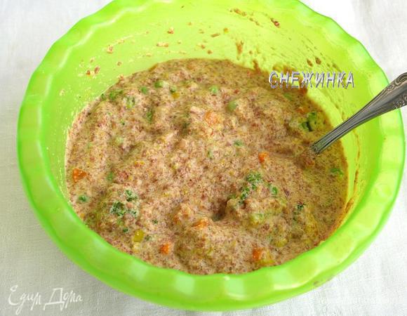 Теперь добавляем фарш из сердечек, овощи и всё хорошо перемешиваем.