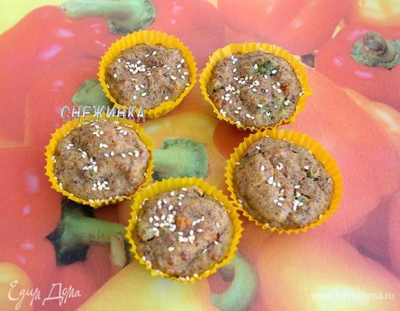 Выпекаем при 200С 30-40 минут до готовности. Маленькие кексы я пекла 30 минут, те, что побольше, подержала ещё 10 минут. Готовые кексы присыпаем семенами кунжута.