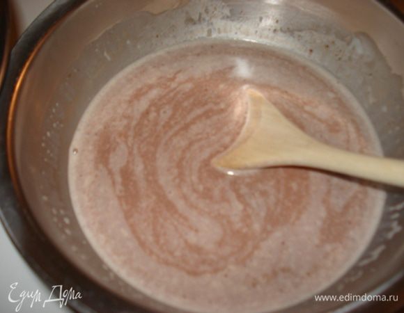 Молоко соединить со сливками и нагреть (не доводя до кипения). Снять с огня и влить в растопленный шоколад.Дать остыть до комнатной температуры.
