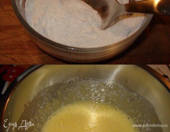 Сахар соединить с крахмалом. Яйца и желтки взбить немного (без фанатизма) со смесью из сахара и крахмала.
