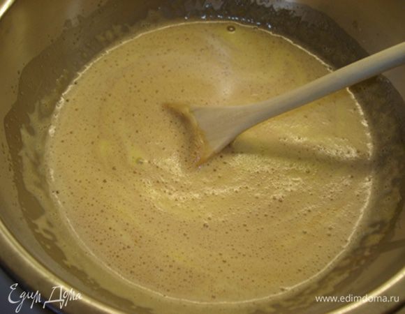 Во взбитые яйца влить шоколадное молоко.
