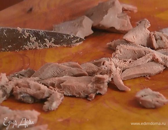 Язык поместить в кастрюлю, залить большим количеством воды, добавить лавровый лист, душистый перец, гвоздику и ягоды можжевельника и отварить до готовности, затем снять с языка кожицу и нарезать его небольшими полосками.