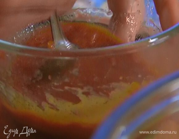 Приготовить заправку: пасту мисо соединить с соевым соусом, натертым имбирем, кунжутным и ореховым маслом, соком лайма, все перемешать.