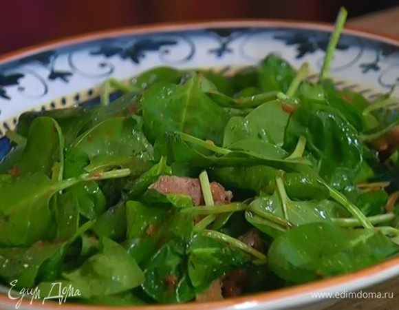Шпинат выложить на блюдо, полить заправкой, добавить нарезанный язык и перемешать.