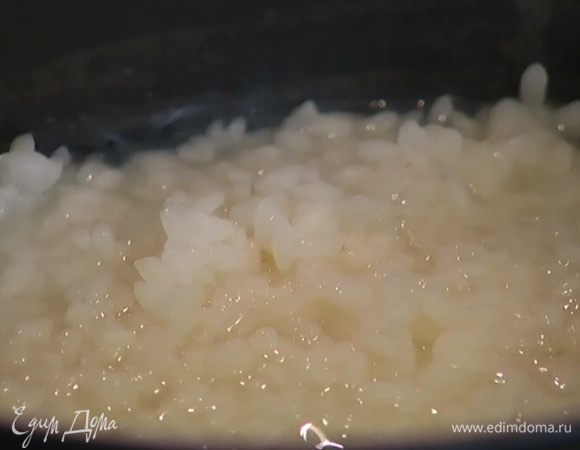 Рис высыпать в кастрюлю, залить 1/2 л кипятка и отварить до готовности.