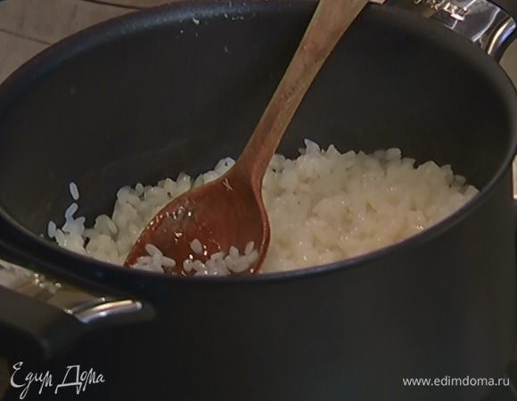 Когда рис сварится, влить рисовый уксус, сливовый ликер, перемешать и дать жидкости немного выпариться, затем снять рис с огня и остудить.