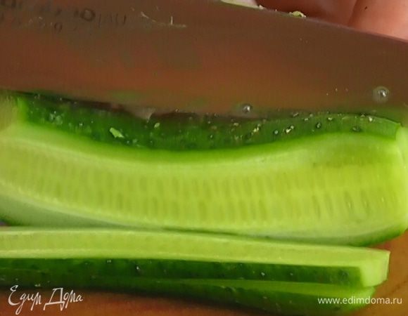 Огурец нарезать тонкими полосками.