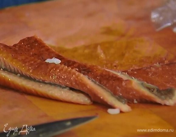 Угря порезать длинными кусочками.