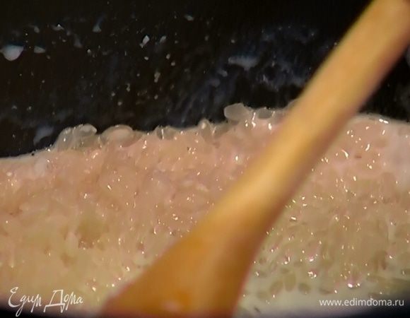 Рис всыпать в кастрюлю, влить молоко и кокосовое молоко, залить 1/2 л кипятка и отварить до готовности.