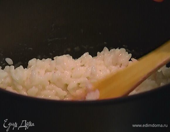 Когда рис будет готов, добавить мед и ванильный экстракт, перемешать, снять с огня и остудить.