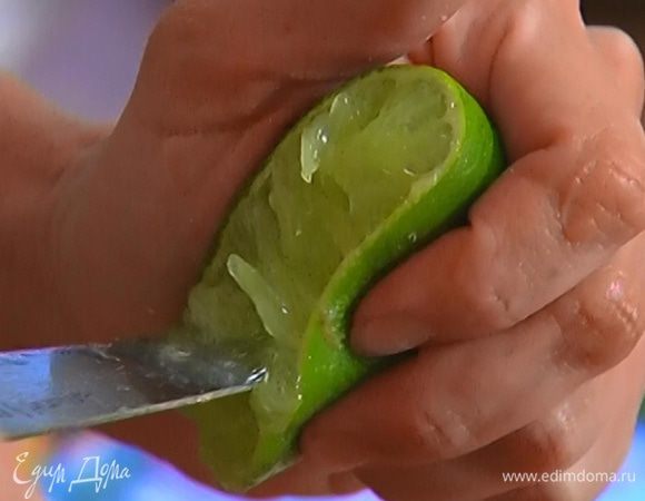 Из лайма выжать сок.