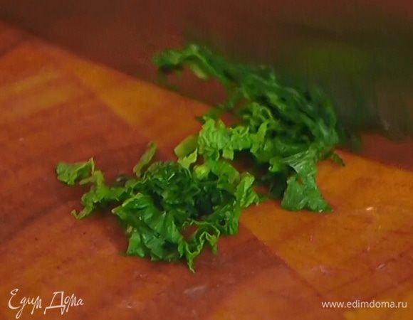 Листья мяты мелко порубить.