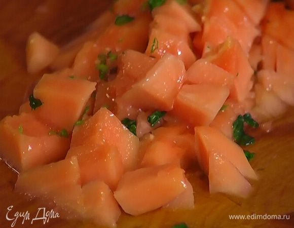 От папайи отрезать примерно 100–150 г мякоти, почистить, сбрызнуть соком лайма и посыпать мятой, а затем нарезать маленькими кубиками.