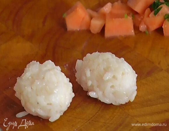 Сформировать из риса небольшие шарики.