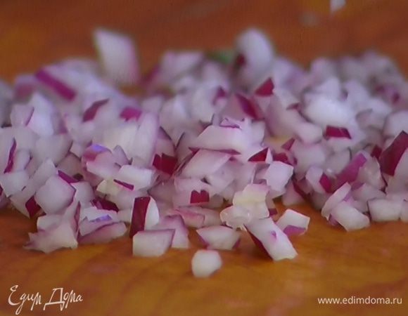 Красный лук почистить и очень мелко порубить.